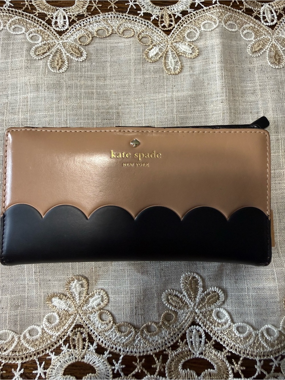 kate spade Two-Tone Scallop Zip Wallet in Black and Tan